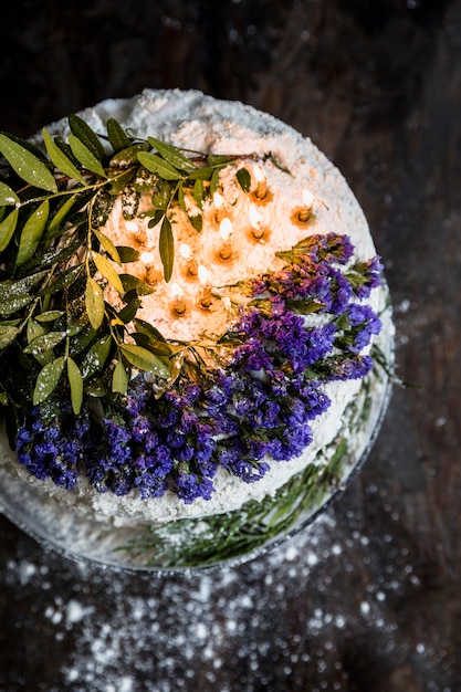 Free photo birthday cake decorated with flowers