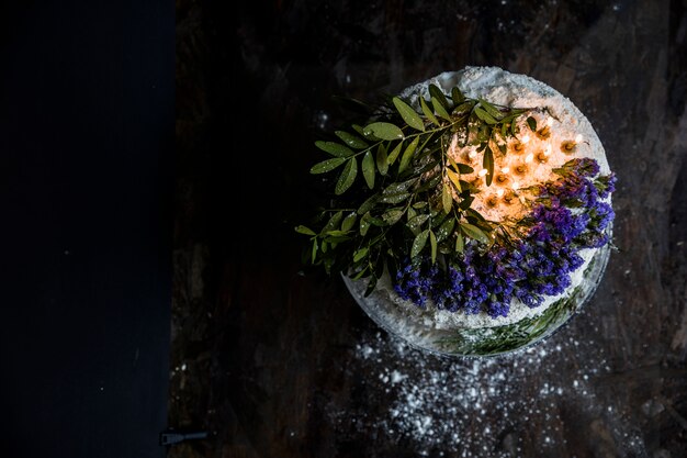 Free photo birthday cake decorated with flowers