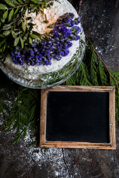 Free photo birthday cake decorated with flowers