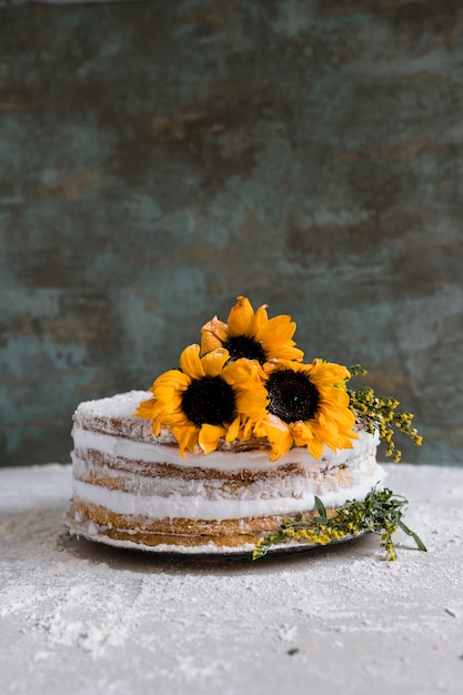 Free photo birthday cake decorated with flowers