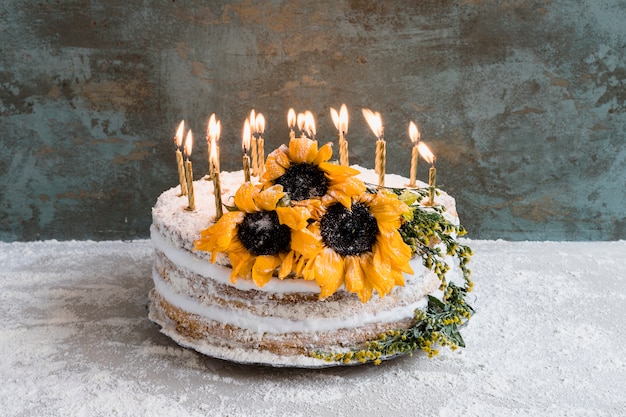 Free photo birthday cake decorated with flowers