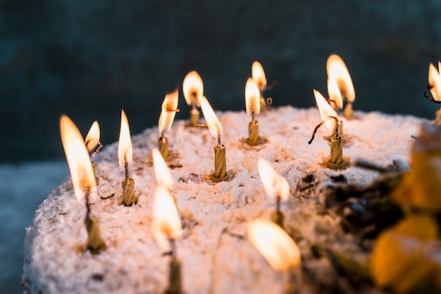 Free Photo birthday cake decorated with flowers