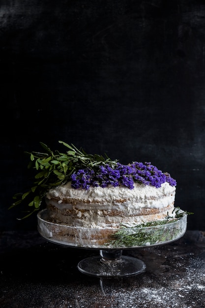 Free photo birthday cake decorated with flowers