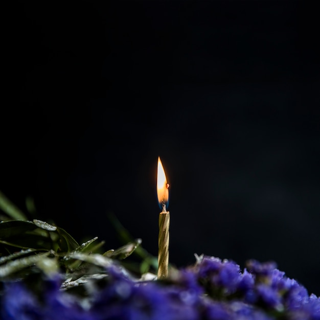 Free photo birthday cake decorated with flowers