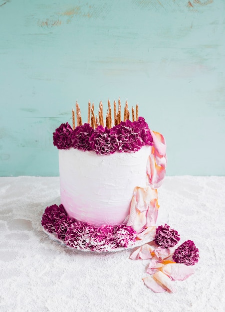 Free photo birthday cake in front of watercolor background