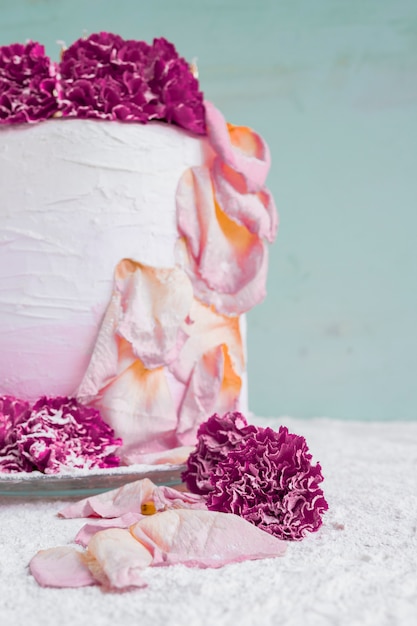 Free photo birthday cake in front of watercolor background