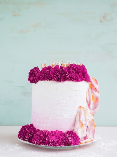 Free photo birthday cake in front of watercolor background