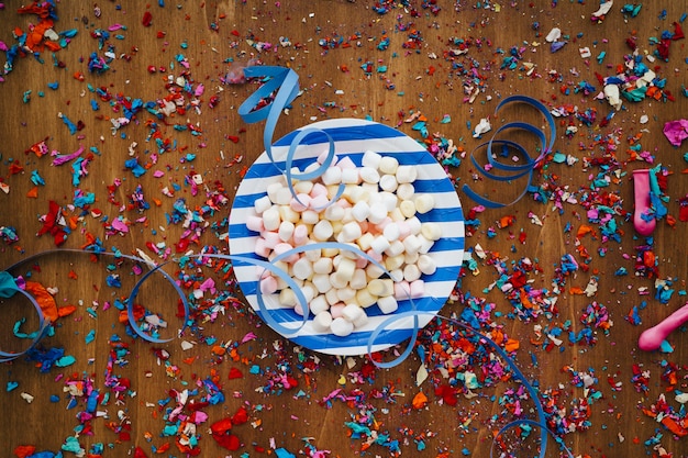 Free photo birthday concept with confetti and candy