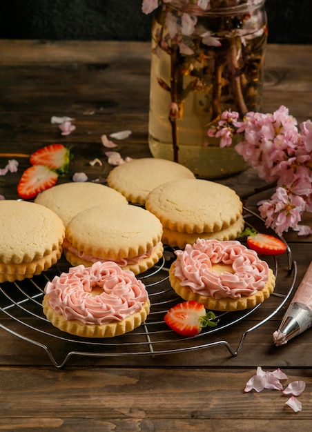 Free photo biscuits with strawberry and cream