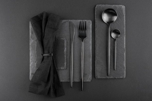 Free photo black background with cutlery