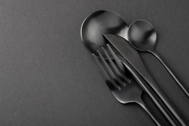 Free Photo black background with cutlery