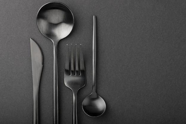 Free Photo black background with cutlery