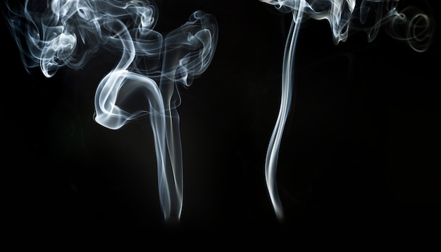 Free Photo black background with white smoke effect