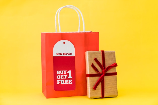 Free photo black friday composition with gift box leaning against bag