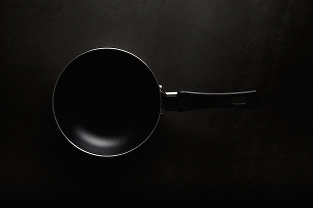 Free photo black frying pan top view.