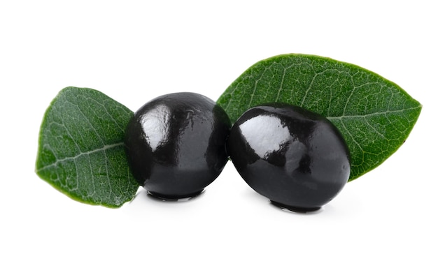 Free photo black olives with leaves isolated on white background