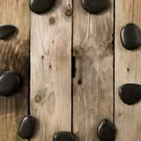 Free photo black pebble stone forming circular shape on rusty table