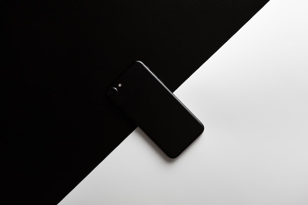 Free photo black smartphone on the office desk