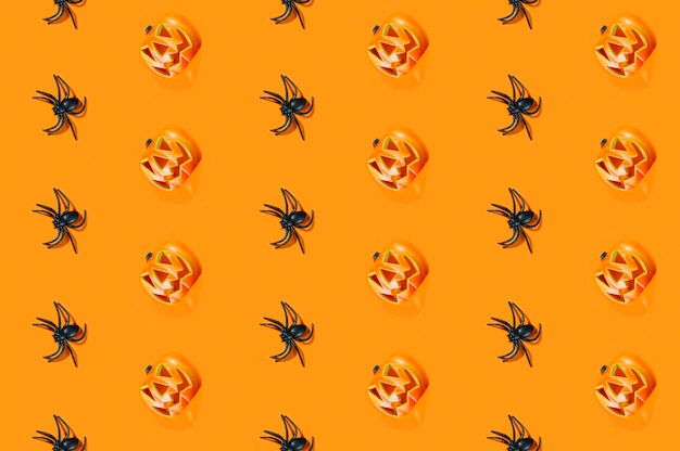 Free photo black spiders and halloween pumpkins laid in lines