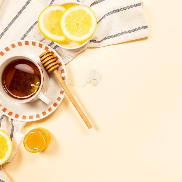 Free photo black tea with honey and fresh lemon slice