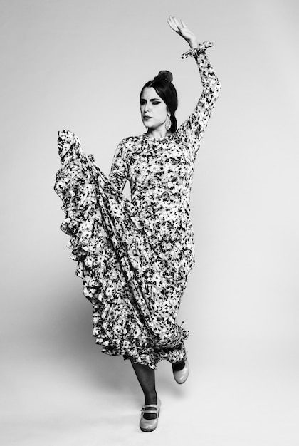 Free photo black and white flamenco woman dancing