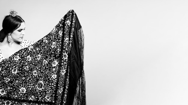 Free Photo black and white woman holding manila shawl