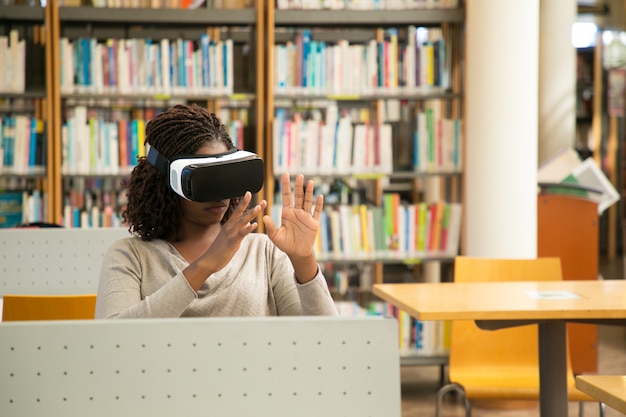 Free photo black woman student using vr simulator