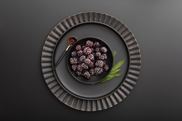 Free Photo blackberry bowl on a dark plate on a dark background