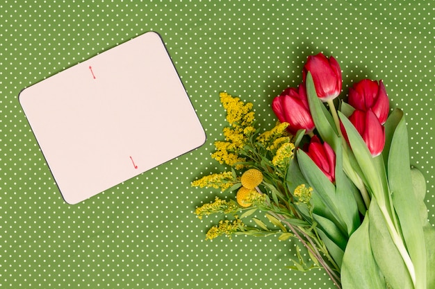 Free Photo blank card with flowers on green background