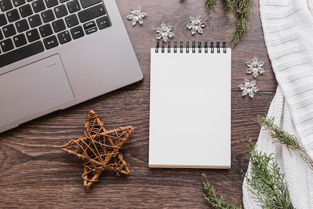 Free Photo blank notepad with wooden star on table 