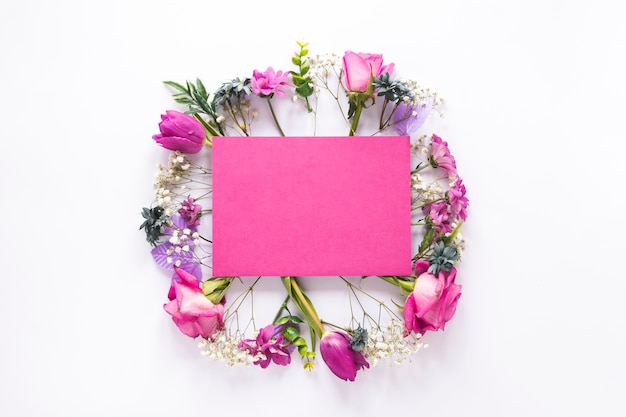 Free Photo blank paper on different flowers on table