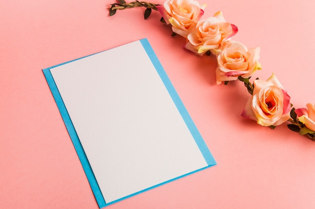 Free Photo blank paper next to roses