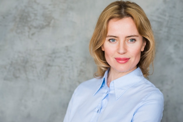 Free Photo blond business woman in blue shirt