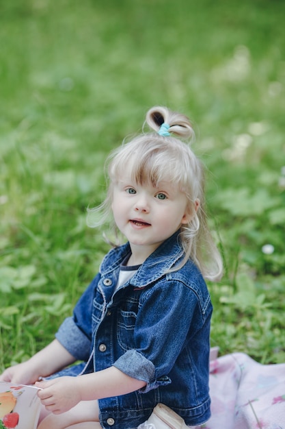 Free Photo blond girl sitting on the floor