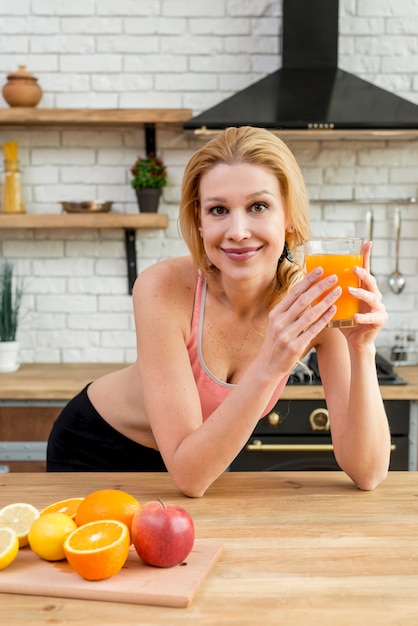 Free photo blond woman in the kitchen with fruits