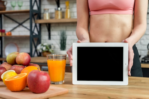 Free photo blond woman in the kitchen with fruits