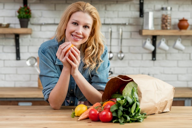 Free photo blond woman in the kitchen