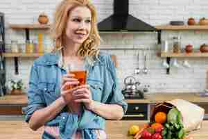 Free photo blond woman in the kitchen