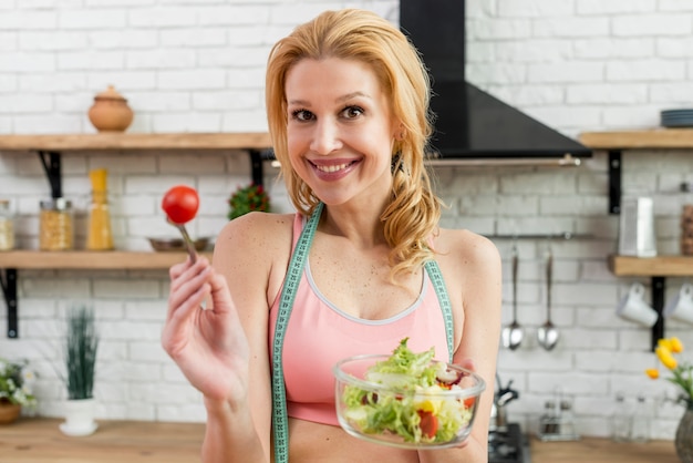 Free photo blond woman in the kitchen