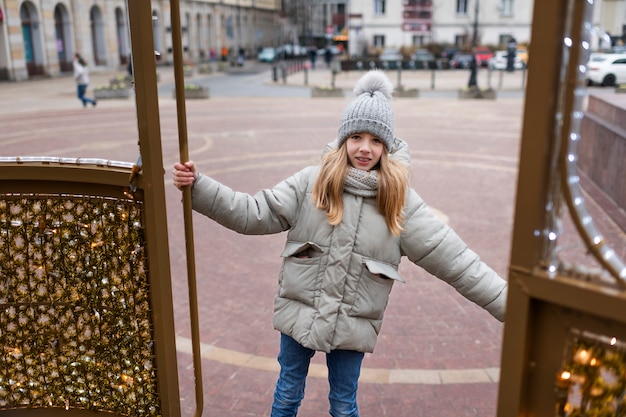 Free photo blonde girl enjoying a trip on their christmas holidays