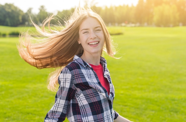 Free Photo blonde girl looking at the camera on a sunny day