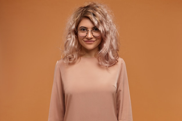 Free photo blonde girl wearing eyewear