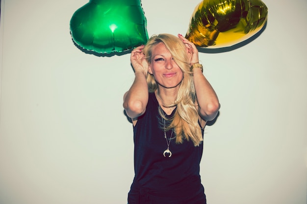 Free photo blonde kidding with balloons