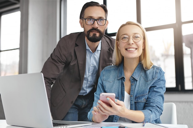 Free Photo blonde woman having conversation with work colleague