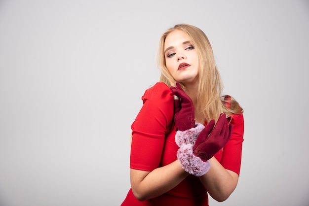 Free photo blonde woman in red cocktail dress looking fashionable.