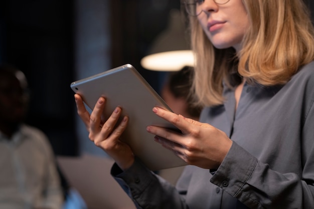 Free photo blonde woman using tablet