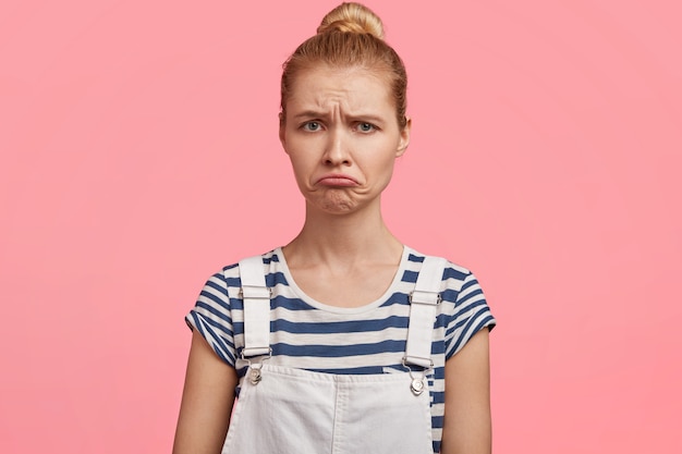 Free photo blonde woman wearing overalls