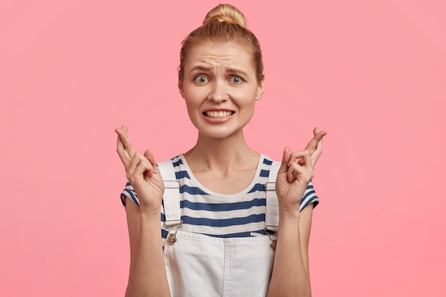 Free photo blonde woman wearing overalls