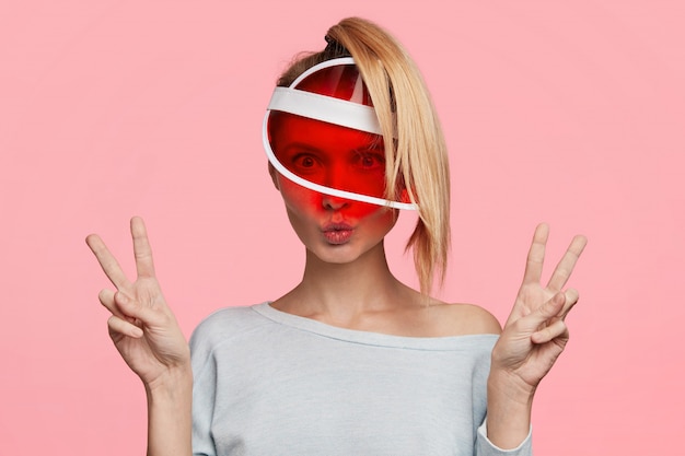 Free photo blonde woman with ponytail wearing trendy red hat