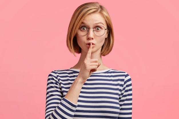 Free photo blonde woman with round glasses and striped blouse